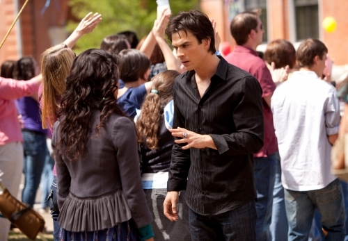 Still of Kat Graham and Ian Somerhalder in Vampyro dienorasciai (2009)