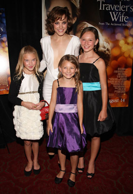 Rachel McAdams, Tatum McCann, Brooklynn Proulx and Hailey McCann at event of The Time Traveler's Wife (2009)