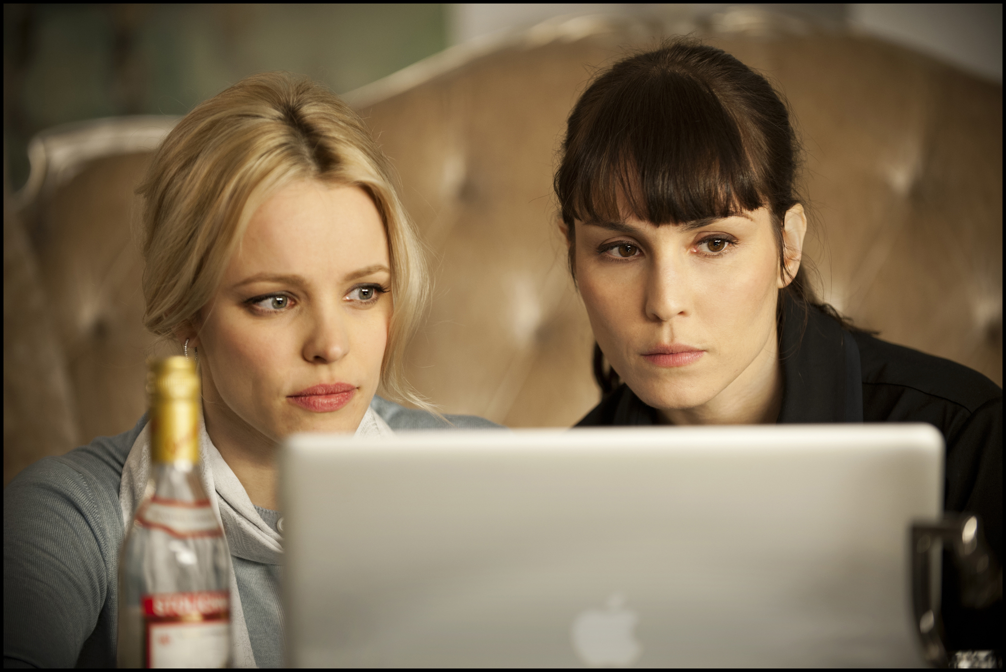 Still of Noomi Rapace and Rachel McAdams in Nuodeminga aistra (2012)