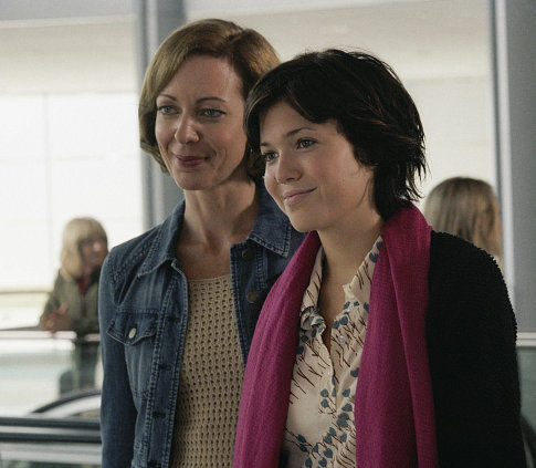 Still of Allison Janney and Mandy Moore in How to Deal (2003)