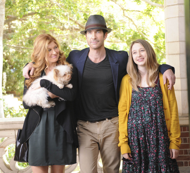 Still of Dylan McDermott, Connie Britton and Taissa Farmiga in Amerikietiska siaubo istorija (2011)