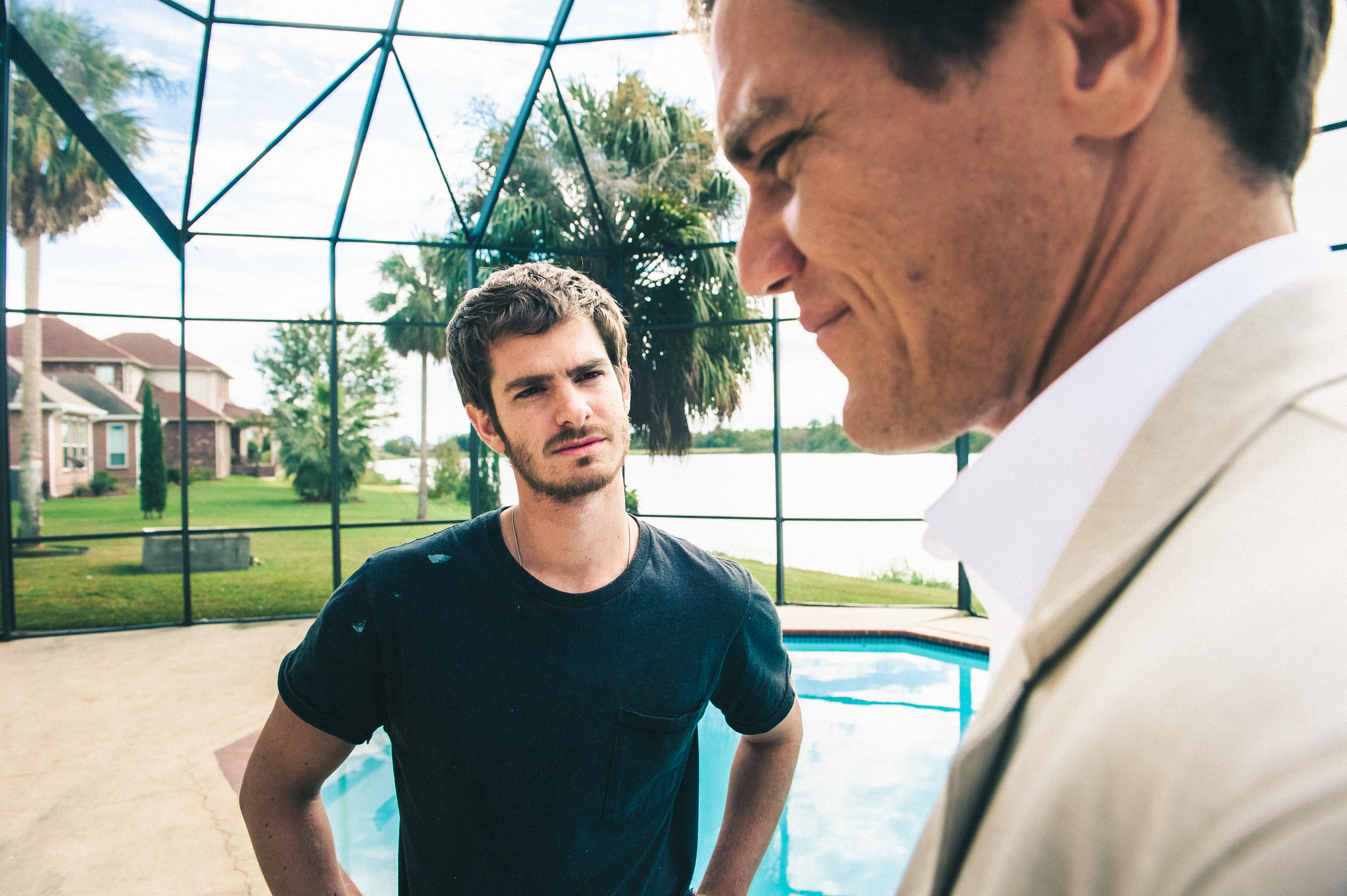 Still of Michael Shannon and Andrew Garfield in 99 Homes (2014)