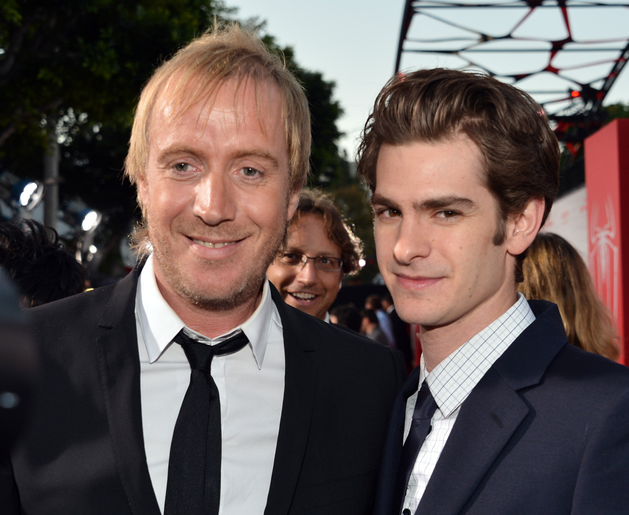 Rhys Ifans and Andrew Garfield at event of Nepaprastas Zmogus-Voras (2012)