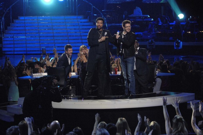 Still of Lionel Richie and Danny Gokey in American Idol: The Search for a Superstar (2002)