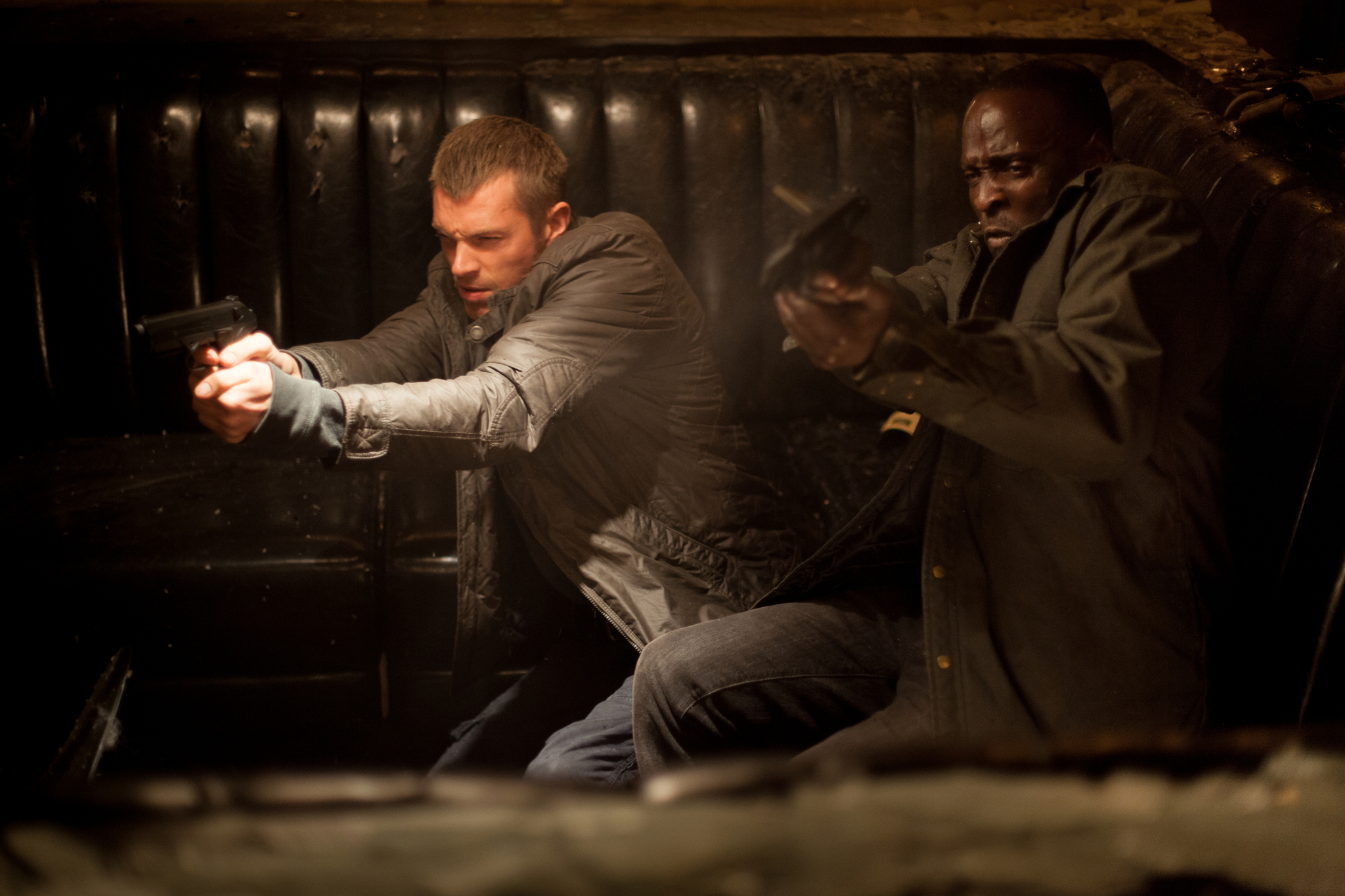 Still of Michael Kenneth Williams and Joel Kinnaman in Robotas policininkas (2014)