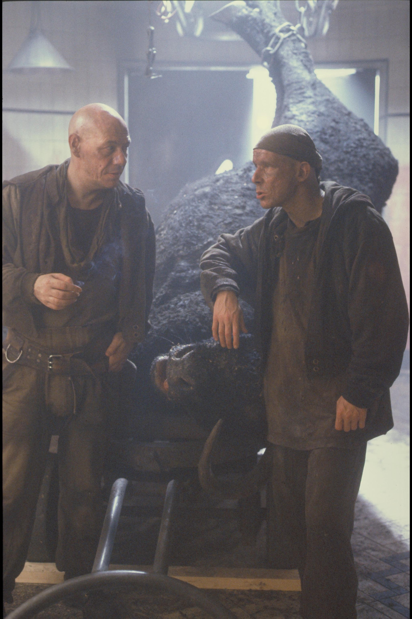 Still of Christopher Fairbank and Peter Guinness in Svetimas 3 (1992)