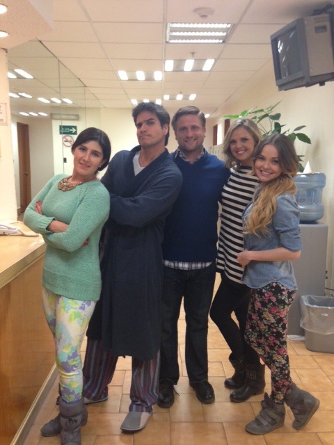 Backstage at Televisa during the filming of La Gata: with Daniel Arenas, Paloma Ruiz de Alda, and Mariluz Bermúdez