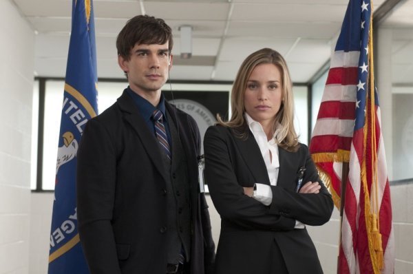 Still of Piper Perabo and Christopher Gorham in Covert Affairs (2010)