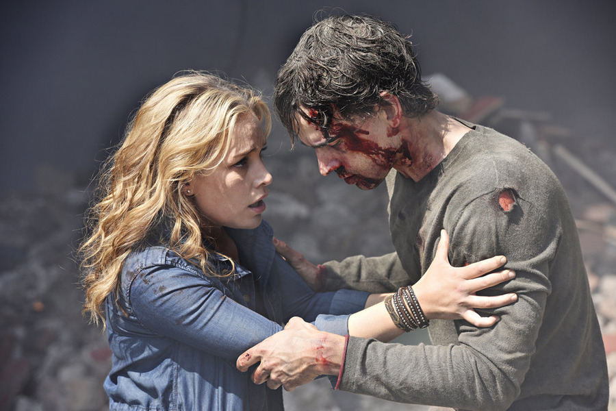 Still of Piper Perabo and Christopher Gorham in Covert Affairs (2010)