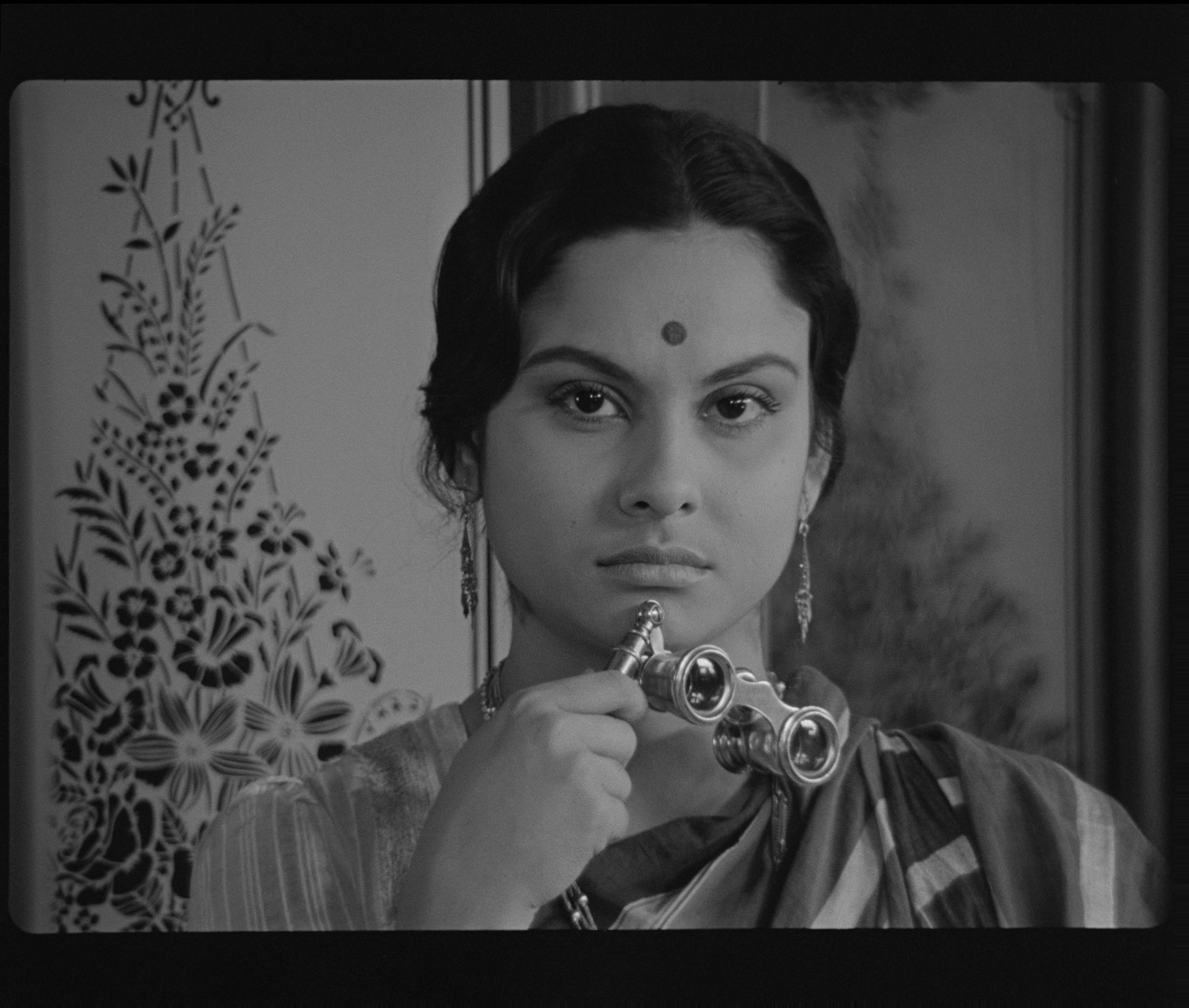 Still of Madhabi Mukherjee in Charulata (1964)