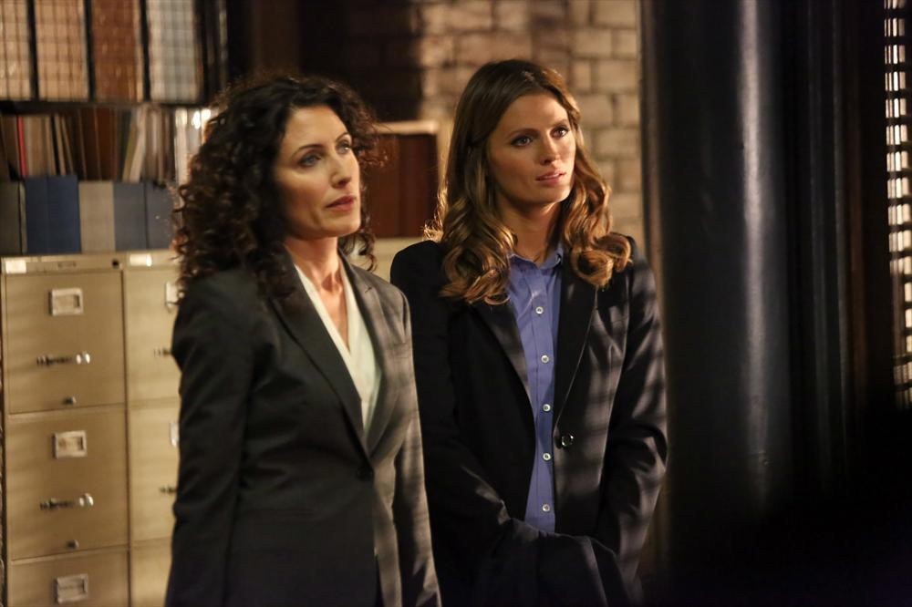 Still of Lisa Edelstein and Stana Katic in Kastlas (2009)