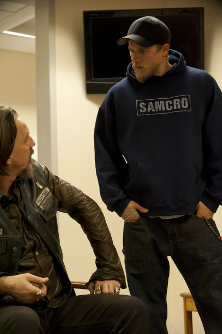 Still of Tommy Flanagan and Charlie Hunnam in Sons of Anarchy (2008)