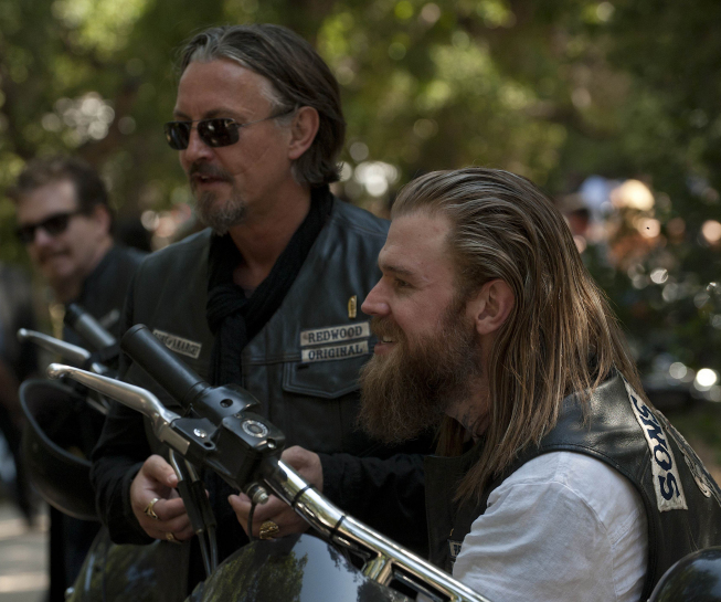 Still of Tommy Flanagan and Ryan Hurst in Sons of Anarchy (2008)