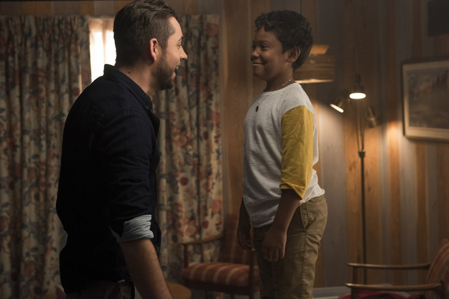 Still of Zachary Levi and Richie Lawrence in Heroes Reborn (2015)