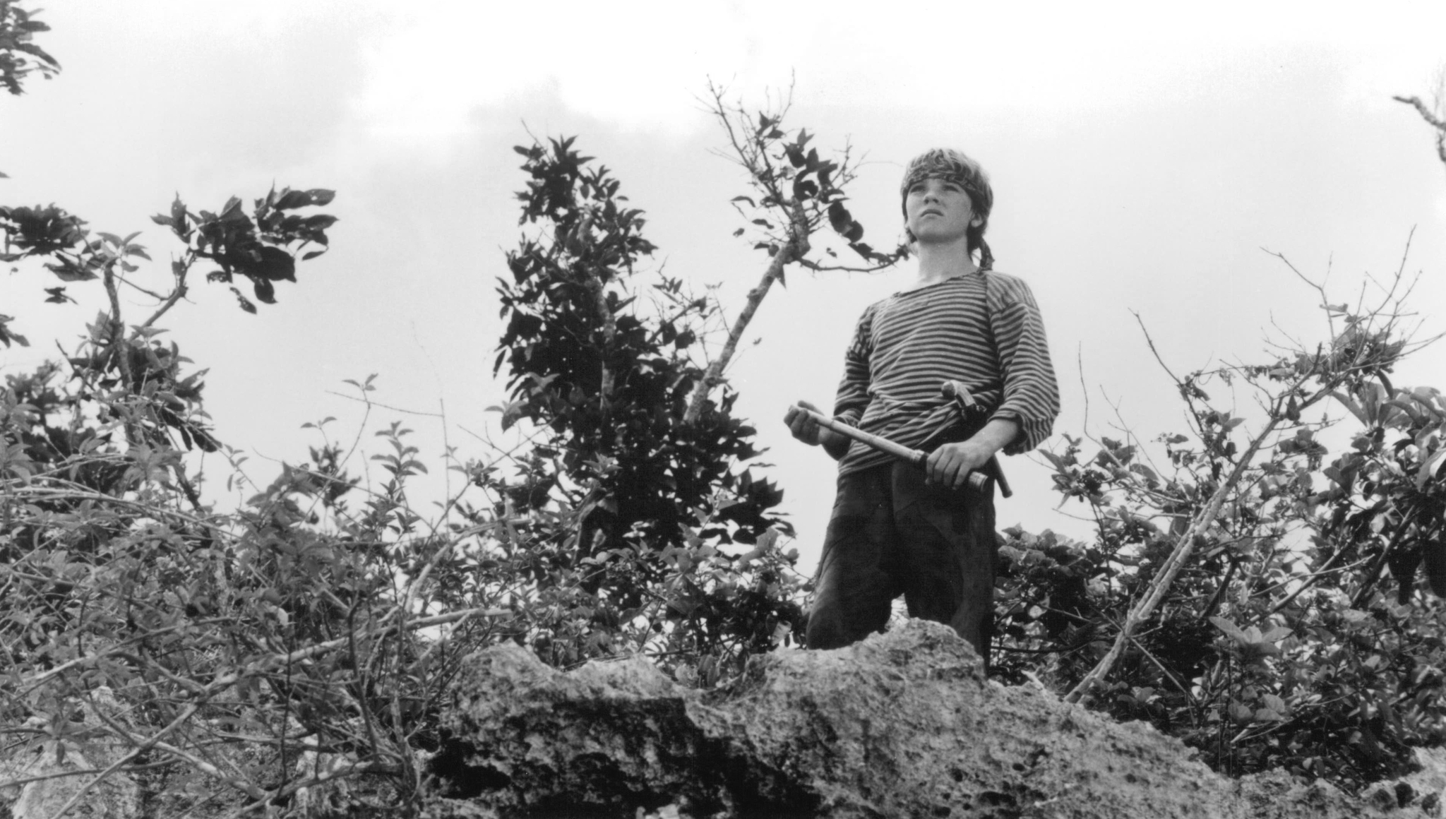 Still of Gabriel Byrne and Stian Smestad in Haakon Haakonsen (1990)