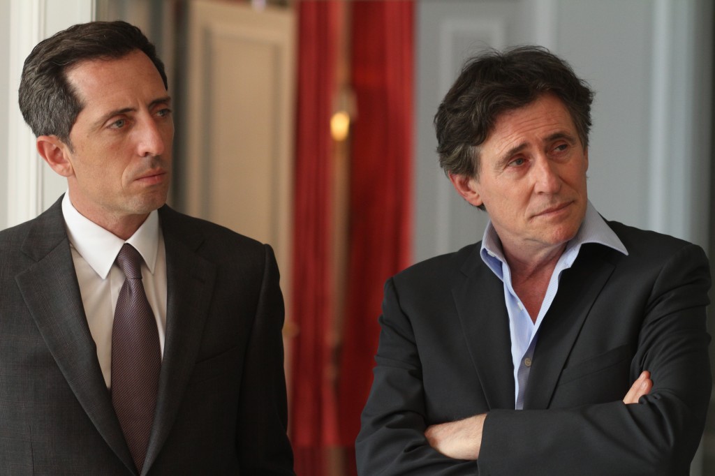 Still of Gabriel Byrne and Gad Elmaleh in Le capital (2012)