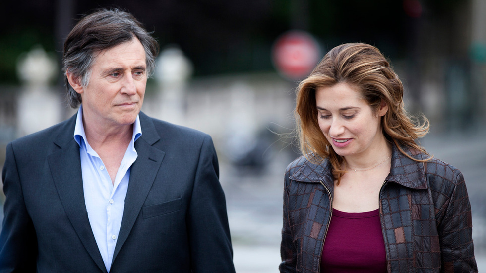 Still of Gabriel Byrne and Emmanuelle Devos in Le temps de l'aventure (2013)