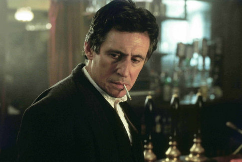 Still of Gabriel Byrne in Spider (2002)