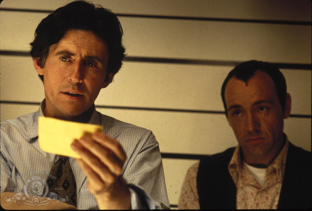 Still of Kevin Spacey and Gabriel Byrne in Iprasti itariamieji (1995)