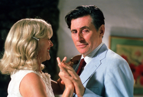 Still of Gabriel Byrne and Miranda Richardson in Wah-Wah (2005)