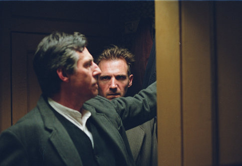 Still of Ralph Fiennes and Gabriel Byrne in Spider (2002)