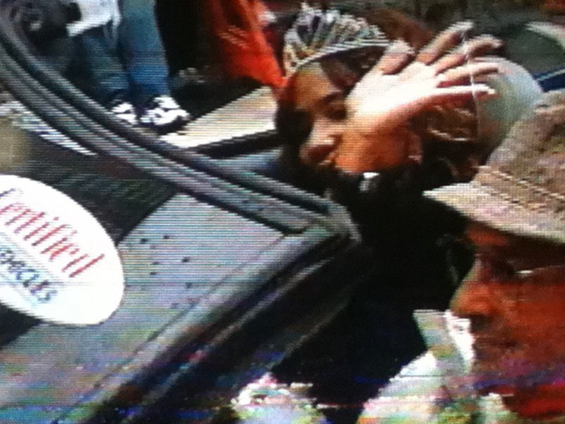 Ms. Pennsylvania 2004 Maria Frisby waving to the tv audience and fans at the televised 2004 Harrisburg Holiday Parade.