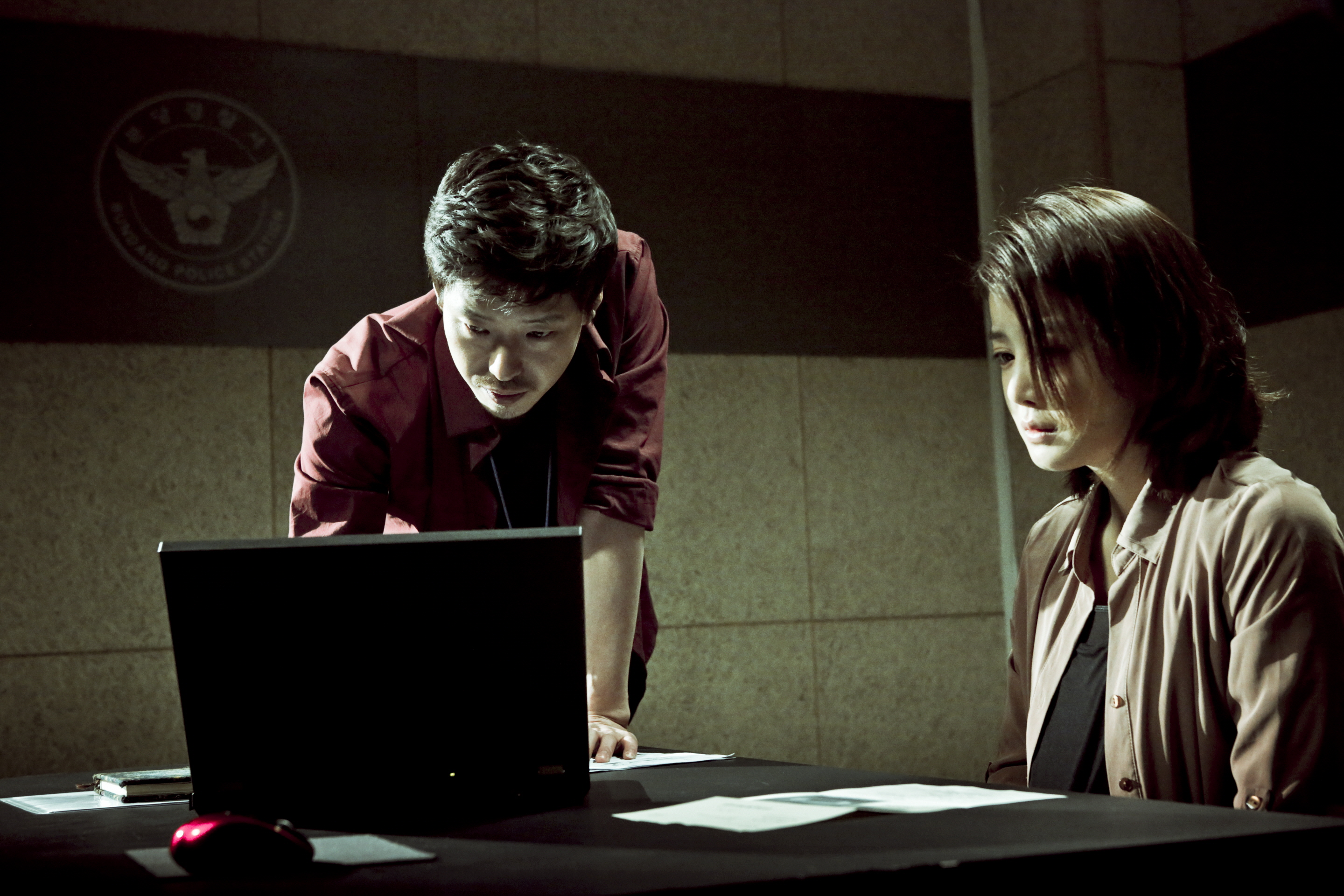 Still of Si-young Lee and Ki-joon Uhm in Deo web-toon: Ye-go sal-in (2013)