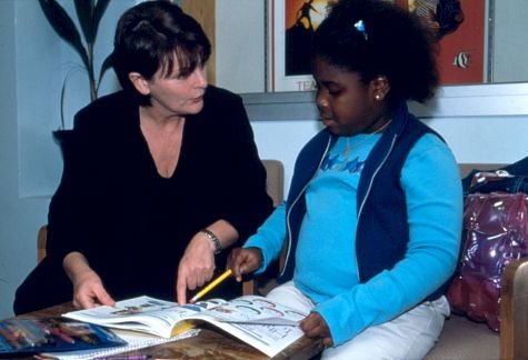 Still of Brenda Blethyn and Raven Goodwin in Lovely & Amazing (2001)