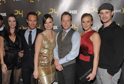 Kiefer Sutherland, Freddie Prinze Jr., Chris Diamantopoulos, Mary Lynn Rajskub, Katee Sackhoff and Annie Wersching at event of 24 (2001)