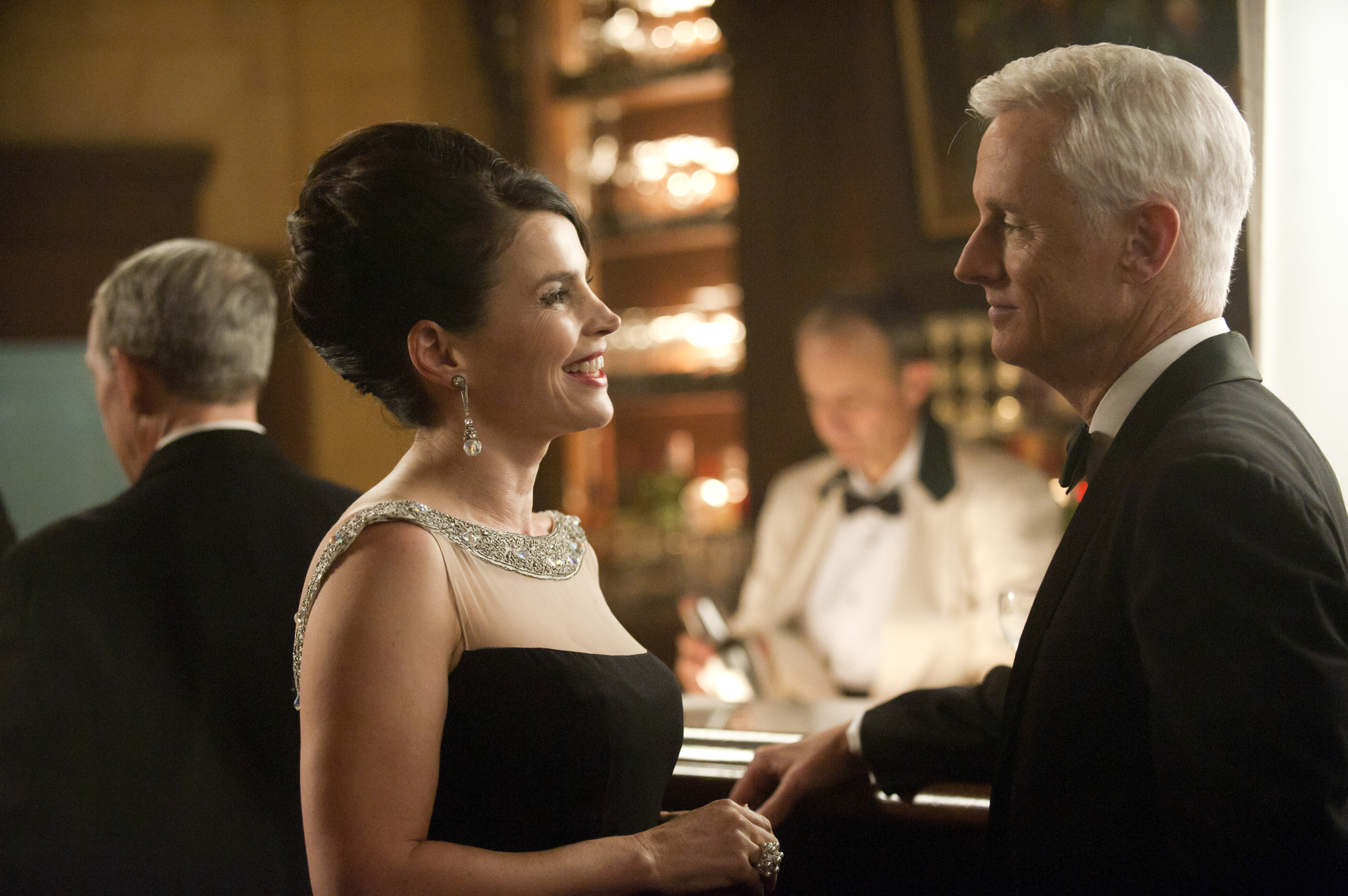 Still of Julia Ormond and John Slattery in MAD MEN. Reklamos vilkai (2007)