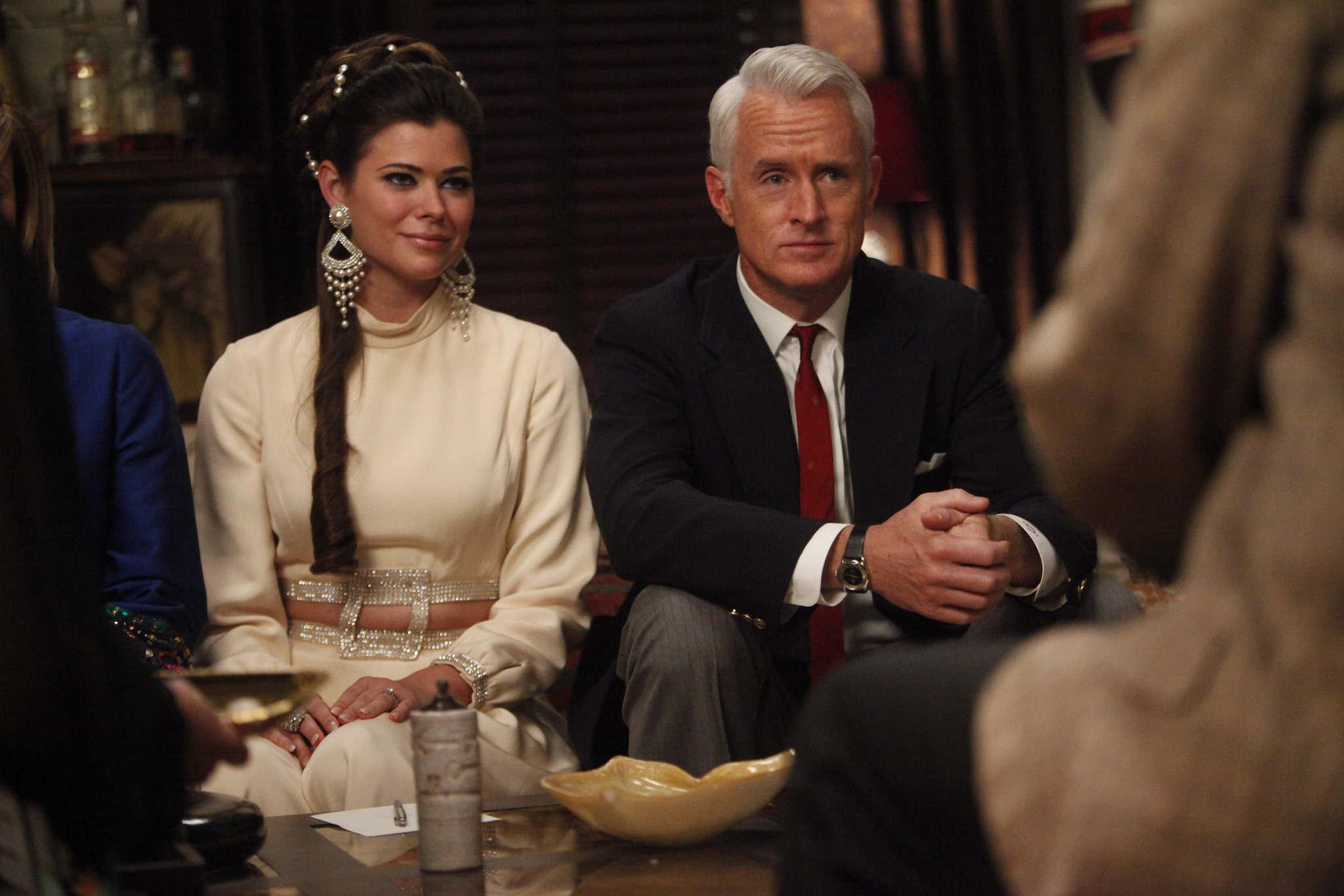 Still of Peyton List and John Slattery in MAD MEN. Reklamos vilkai (2007)