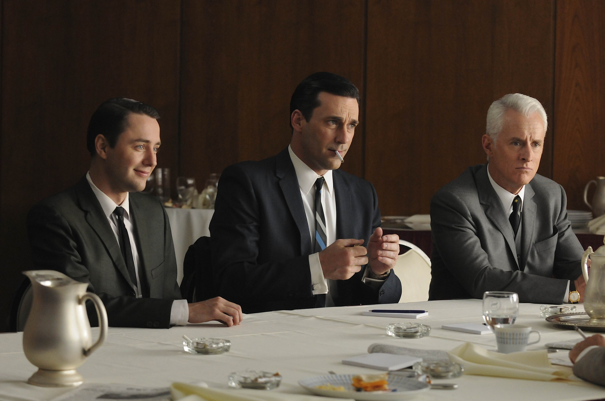 Still of Jon Hamm, Vincent Kartheiser and John Slattery in MAD MEN. Reklamos vilkai (2007)