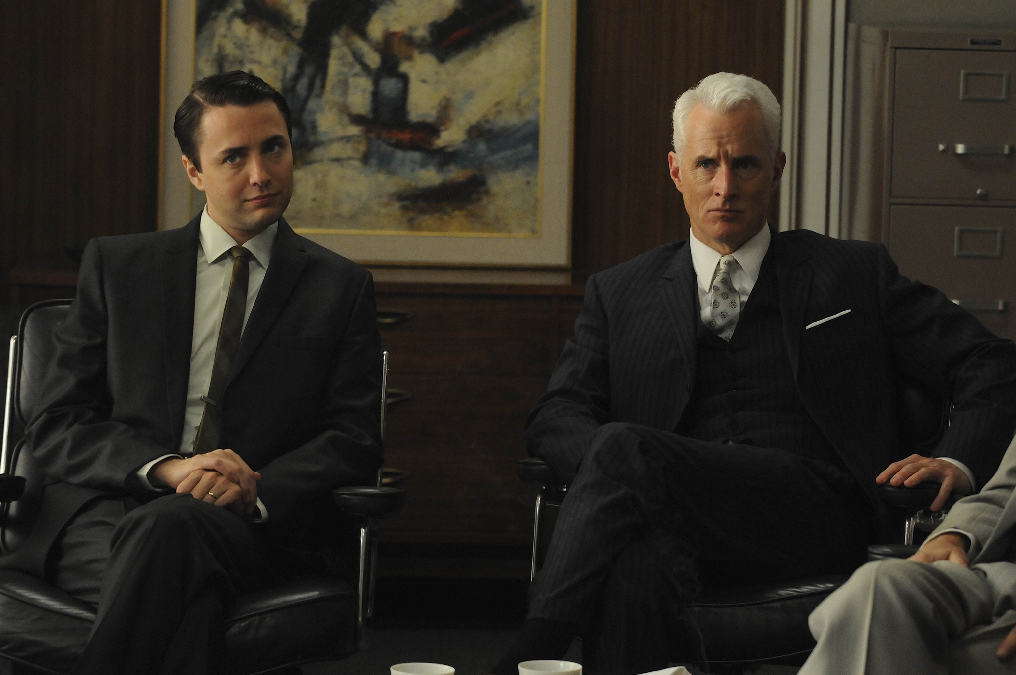 Still of Vincent Kartheiser and John Slattery in MAD MEN. Reklamos vilkai (2007)