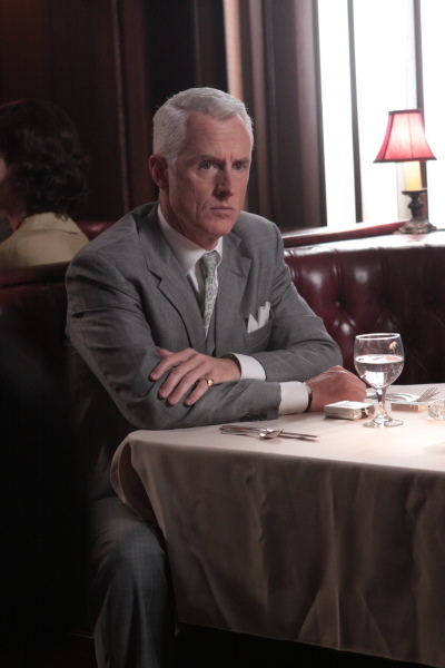 Still of John Slattery in MAD MEN. Reklamos vilkai (2007)