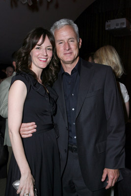 John Slattery and Rosemarie DeWitt at event of MAD MEN. Reklamos vilkai (2007)