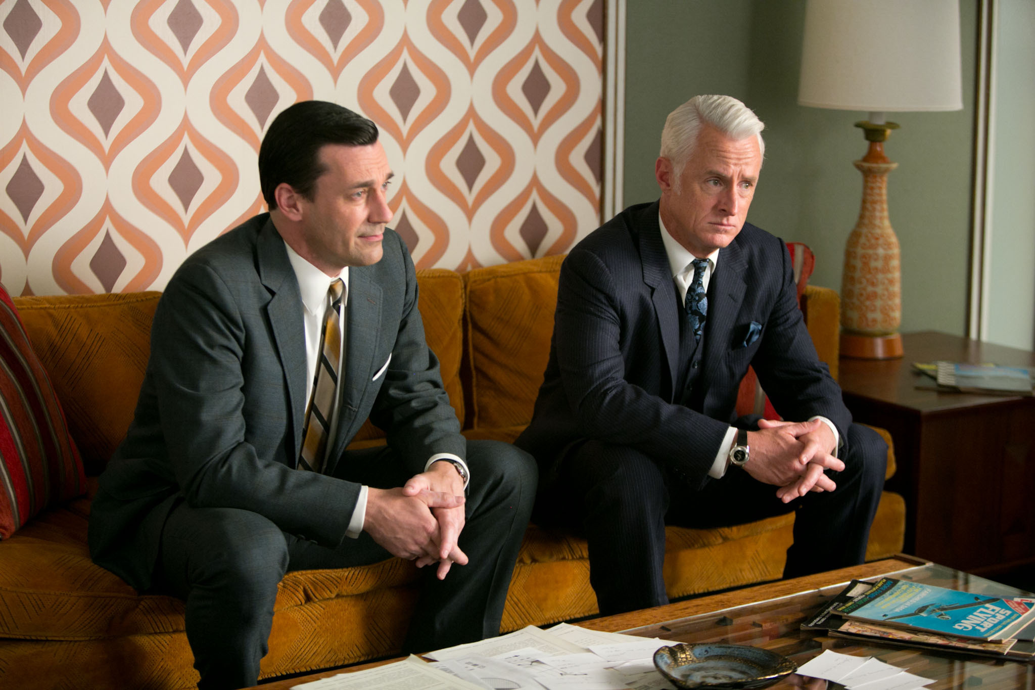 Still of Jon Hamm and John Slattery in MAD MEN. Reklamos vilkai (2007)