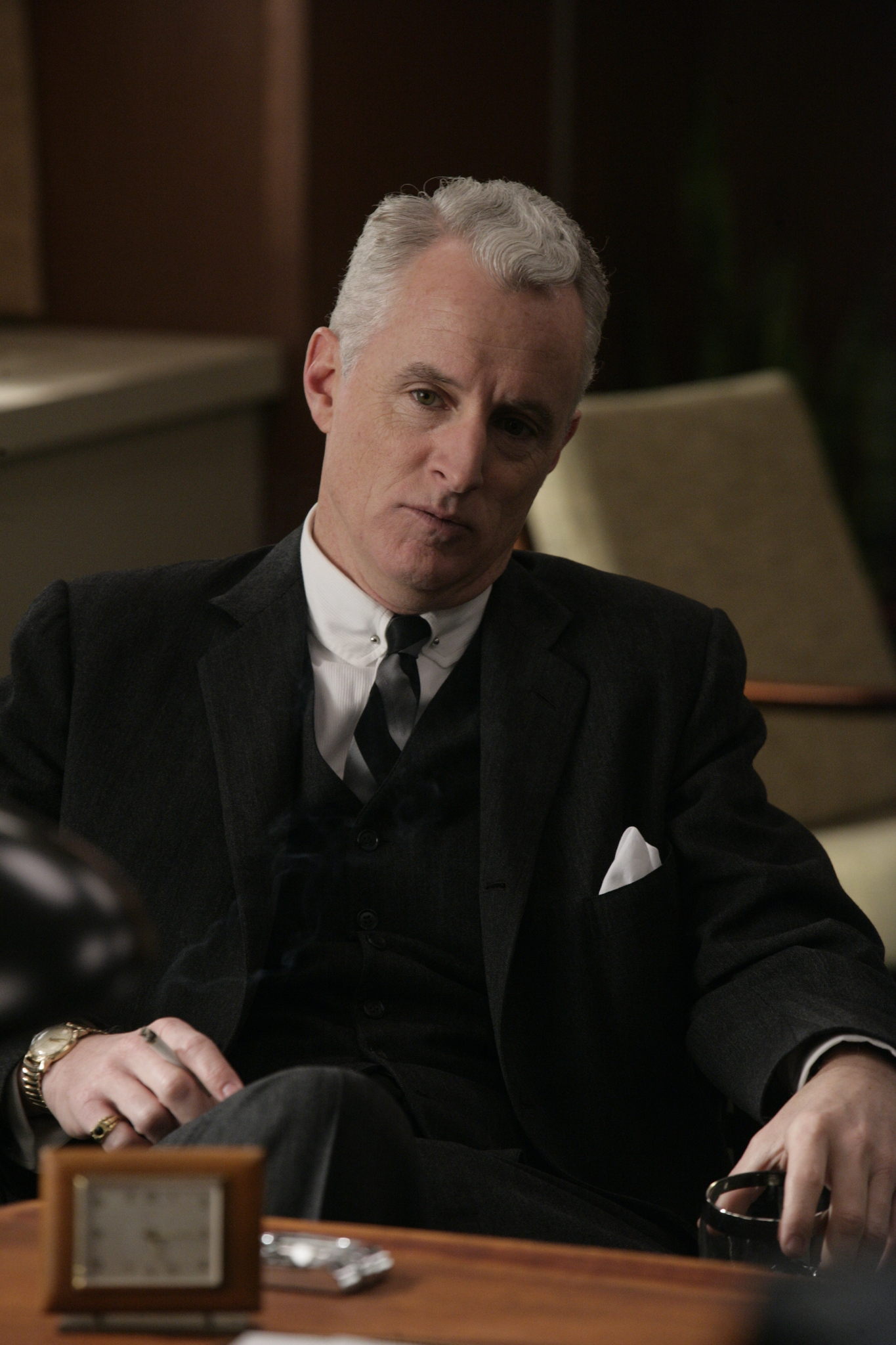 Still of John Slattery in MAD MEN. Reklamos vilkai (2007)