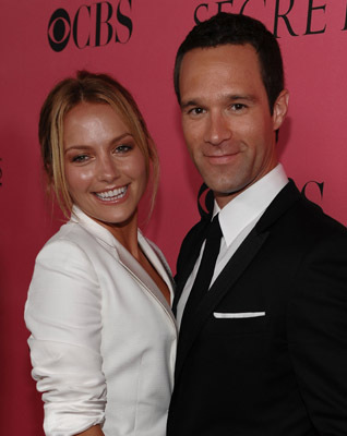 Chris Diamantopoulos and Becki Newton at event of The Victoria's Secret Fashion Show (2008)