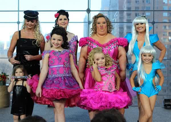 Wendy Dickey (far left) on Anderson Cooper with daughter Paisley, Kayla and Ever Rose Sims, June & Alana Shannon (Here Comes Honey Boo Boo) and Alicia & Rochea