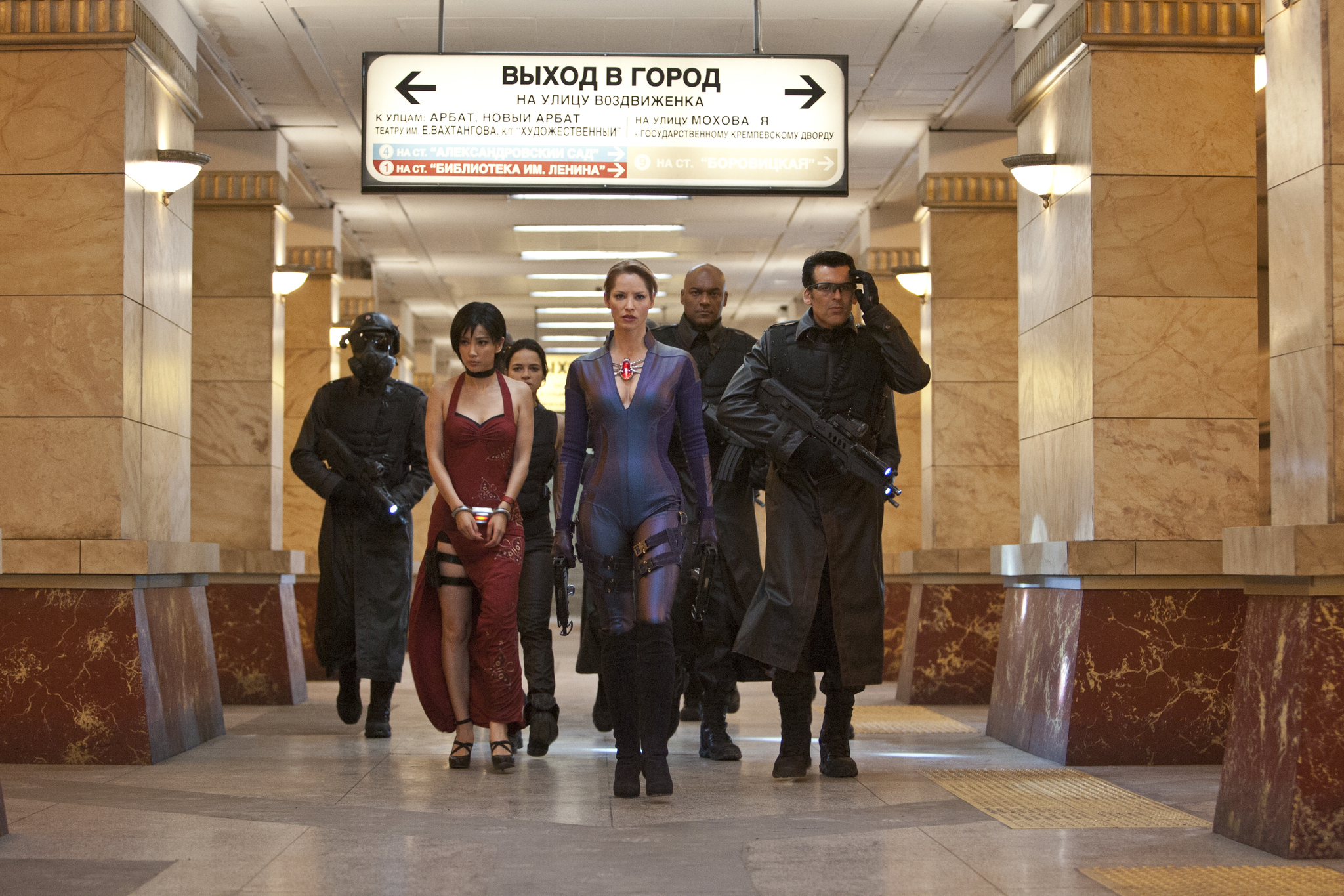 Still of Oded Fehr, Sienna Guillory and Bingbing Li in Absoliutus blogis: Atpildas 3D (2012)