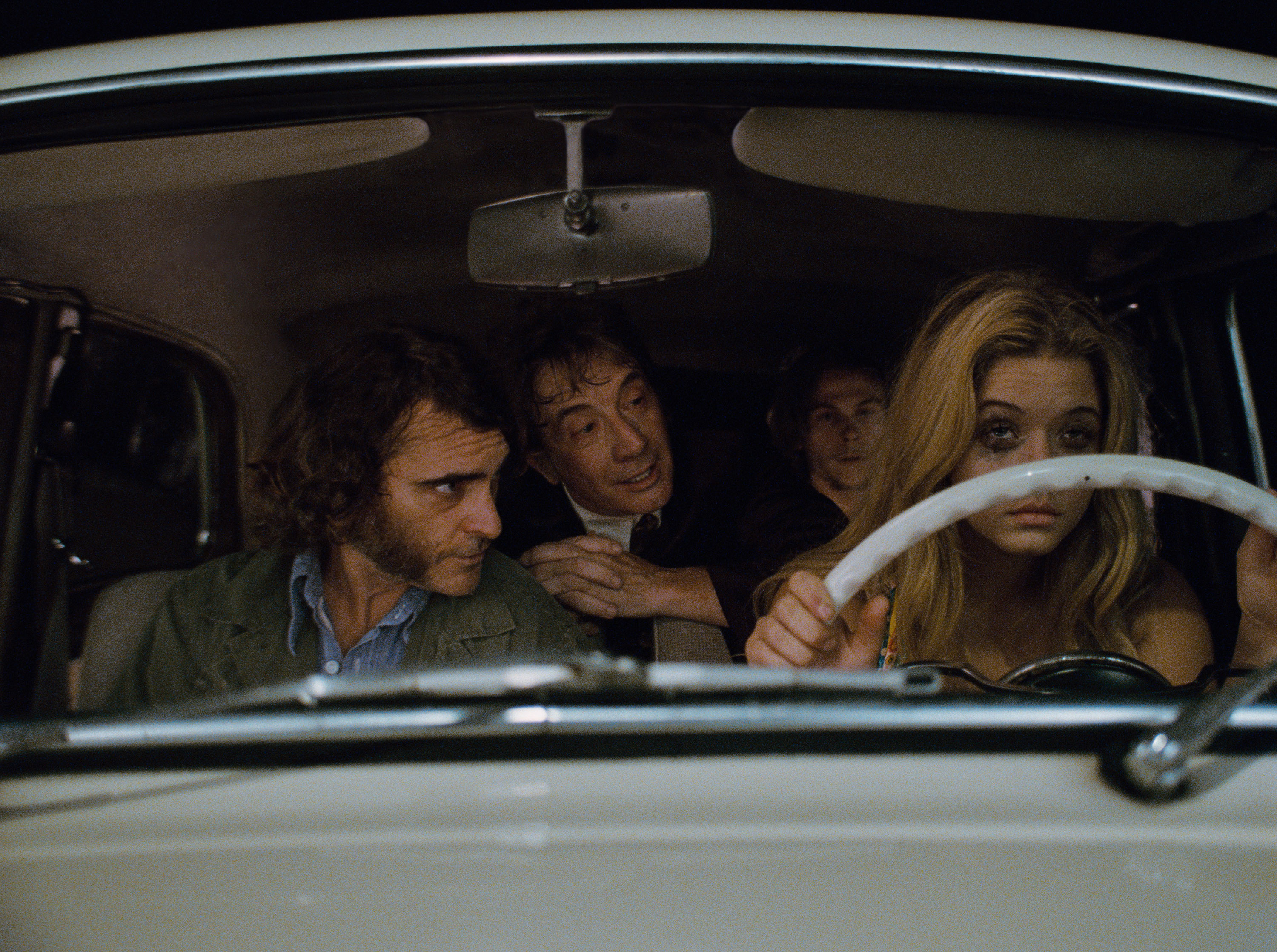 Still of Jordan Christian Hearn, Joaquin Phoenix, Martin Short, and Sasha Pieterse in Inherent Vice