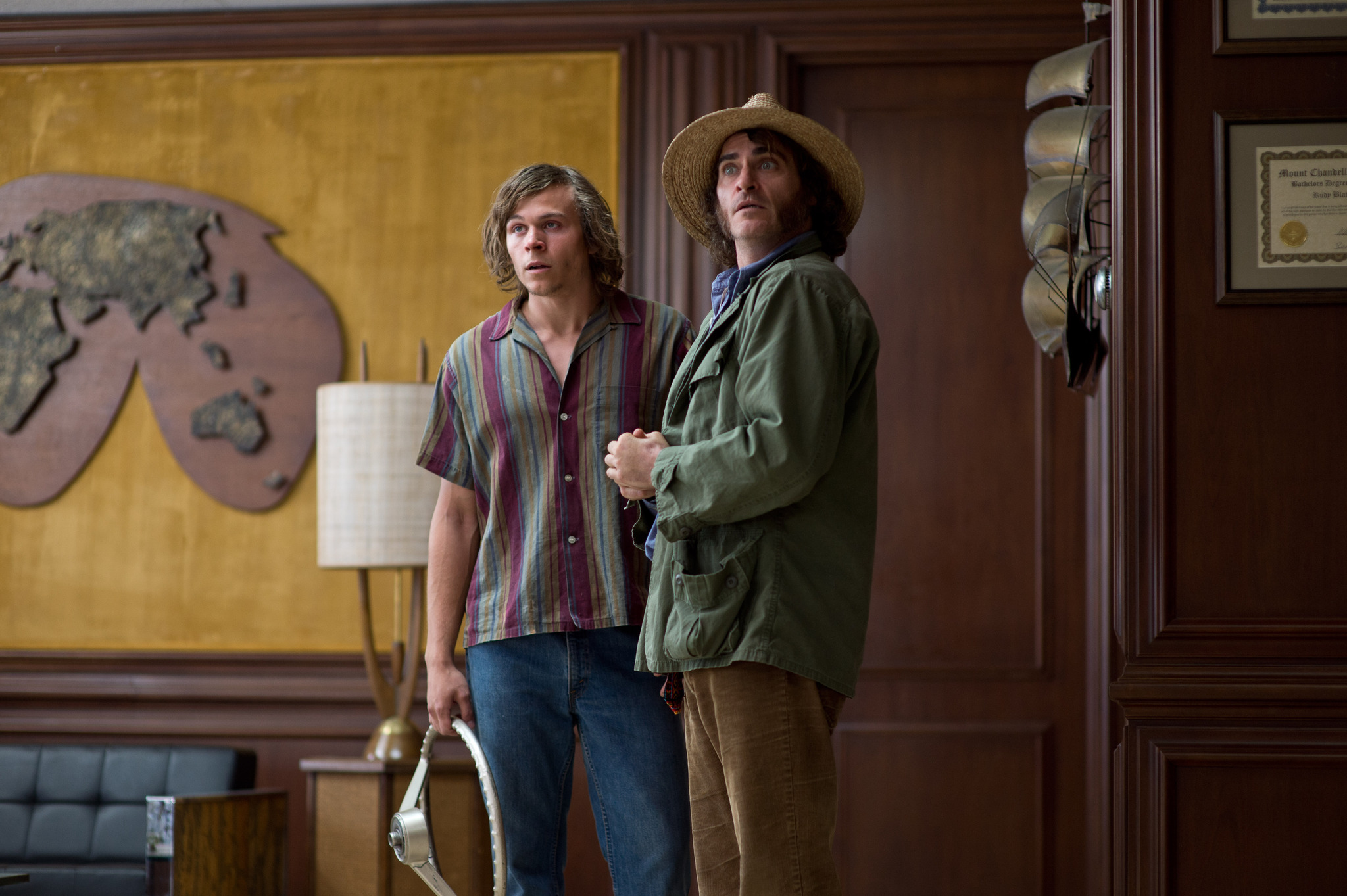 Still of Joaquin Phoenix and Jordan Christian Hearn in Zmogiska silpnybe (2014)