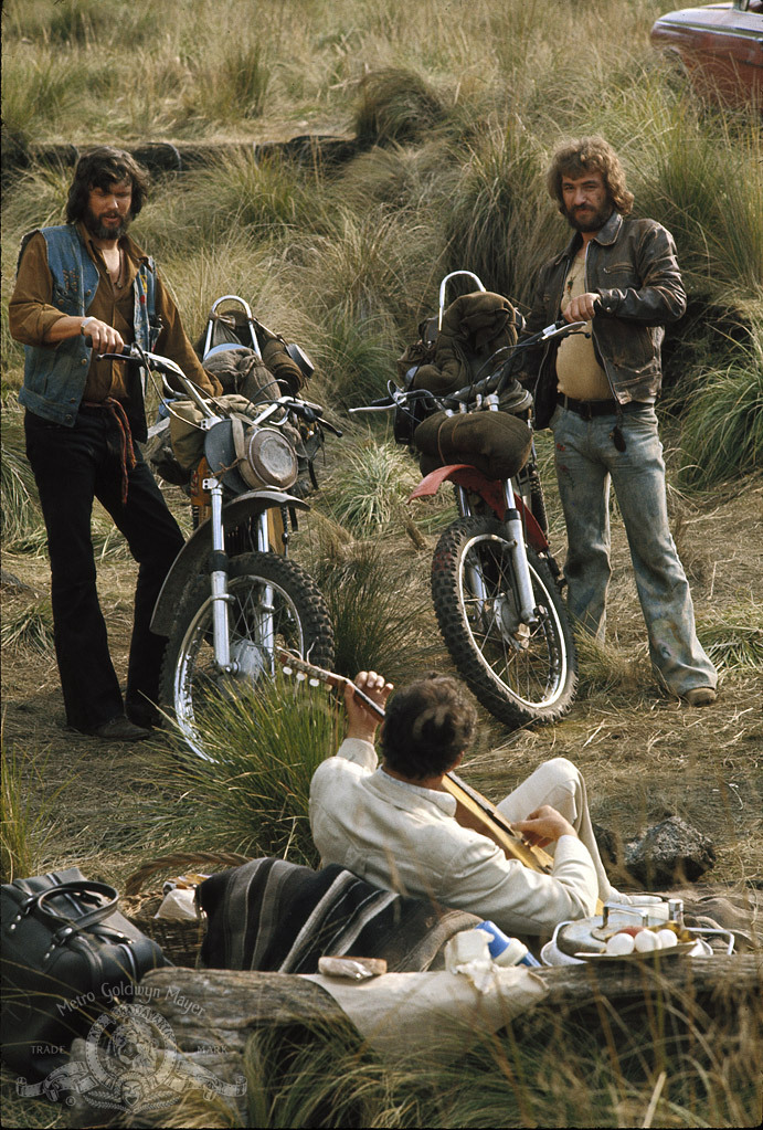 Still of Kris Kristofferson and Donnie Fritts in Bring Me the Head of Alfredo Garcia (1974)