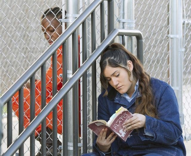 Still of Q'orianka Kilcher and DeWanda Wise in Firelight (2012)