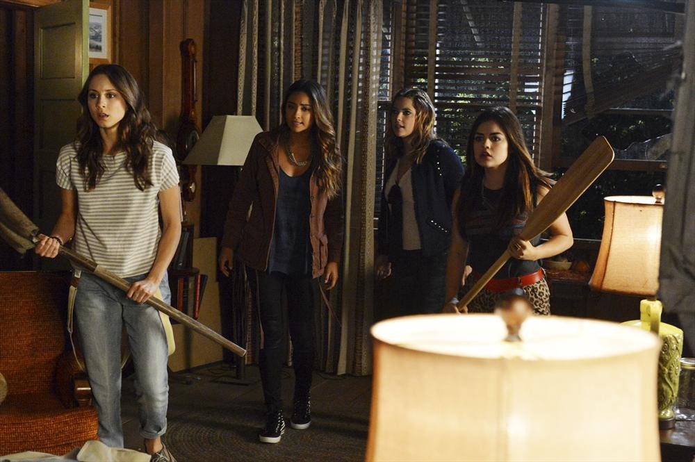 Still of Troian Bellisario, Lucy Hale, Ashley Benson and Shay Mitchell in Jaunosios melages (2010)