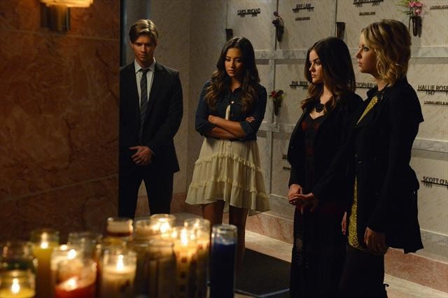 Still of Lucy Hale, Ashley Benson, Drew Van Acker and Shay Mitchell in Jaunosios melages (2010)