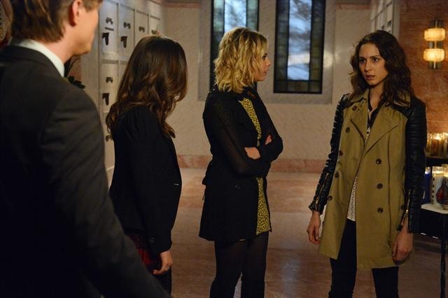 Still of Troian Bellisario, Lucy Hale, Ashley Benson and Drew Van Acker in Jaunosios melages (2010)