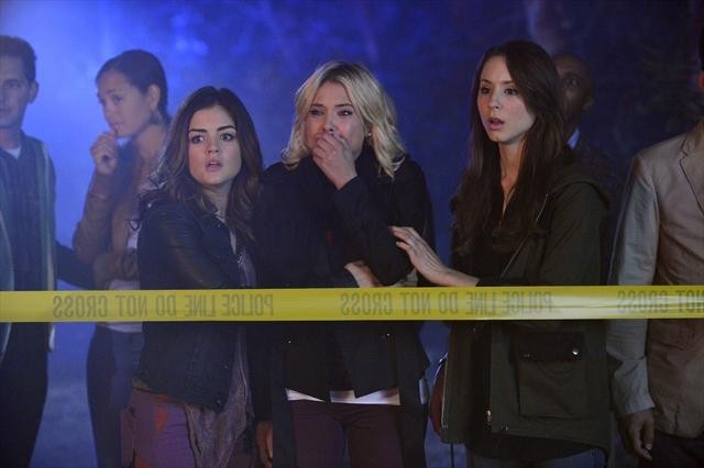 Still of Troian Bellisario, Lucy Hale and Ashley Benson in Jaunosios melages (2010)