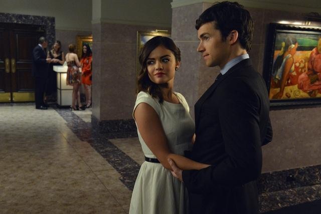 Still of Lucy Hale and Ian Harding in Jaunosios melages (2010)