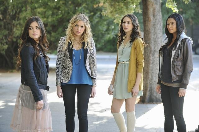 Still of Troian Bellisario, Lucy Hale, Ashley Benson and Shay Mitchell in Jaunosios melages (2010)